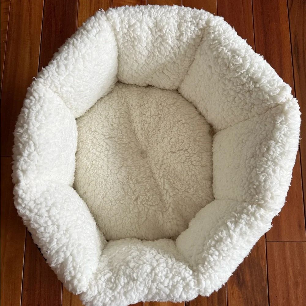 Frisco Sherpa Self-Warming Small Cat Bed